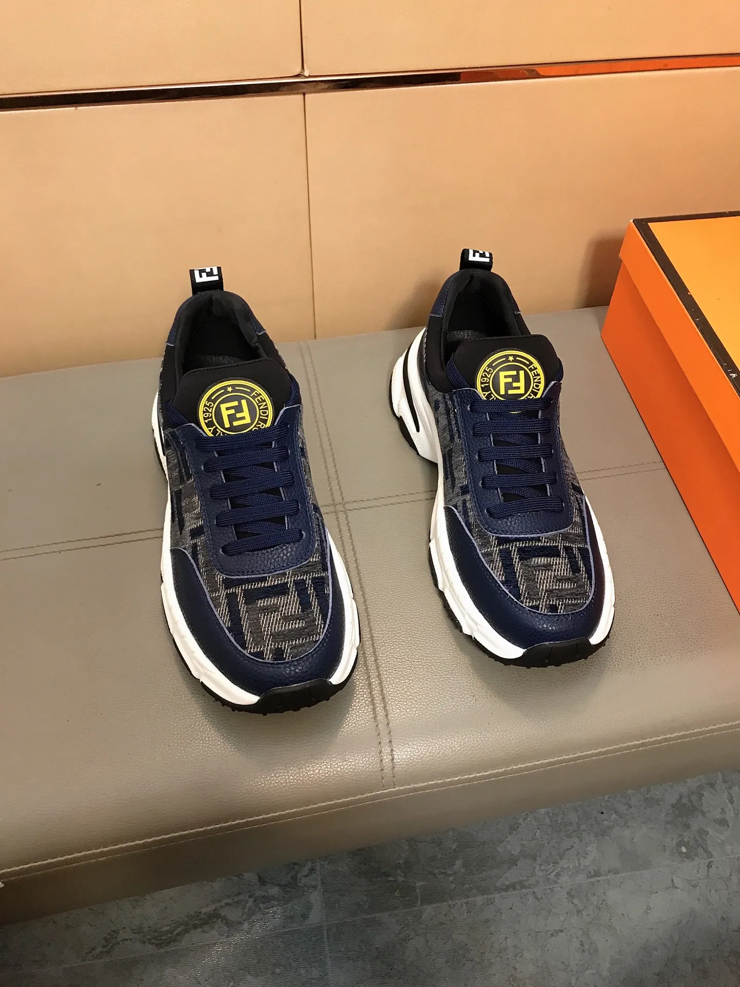 Factory price 442 💥💥🔺🔺FENDI [Fendi] Men’s new casual shoes are a hit! , that kind of calm connotation️elegant taste is indescribable to start the journey of fashionable shoes💍💍to cope with various occasions calmly! The momentum of the big names speaks for itself! Comfortable and comfortable on the feet! Materials: Imported printed materials, stitched with cowhide design, sheepskin feet, a fashion must-have! Code number: 38-44
